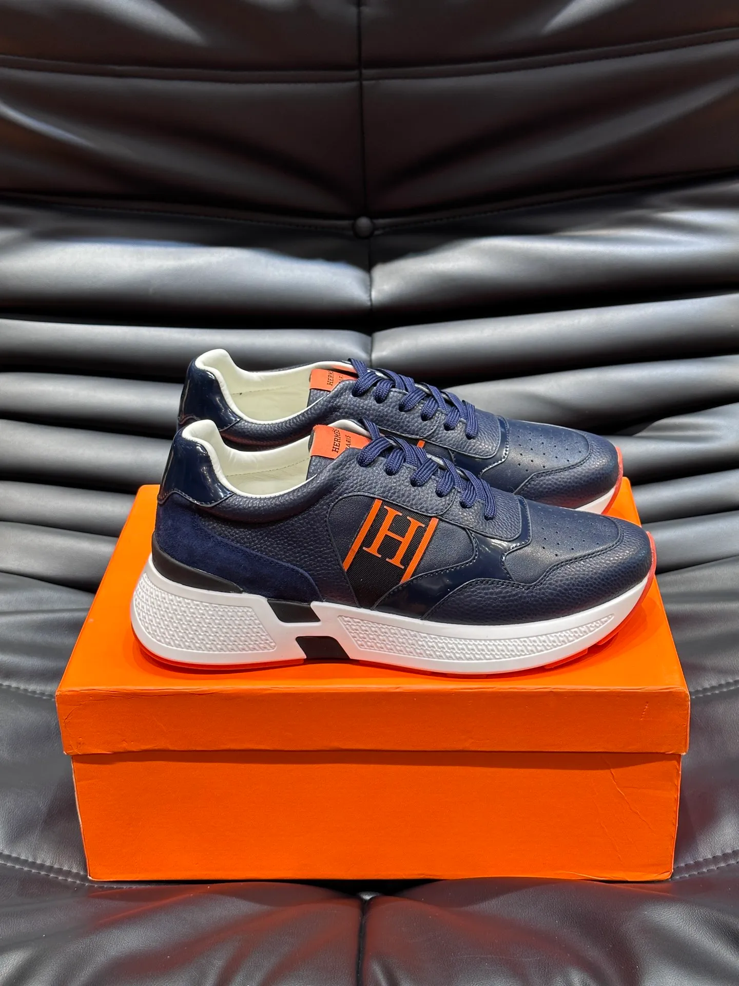 Factory price: 520💰HERMES/Hermes Hugo thick-soled sneakers are casual men's shoes. These sneakers are made of imported first-layer cowhide leather and breathable mesh design. The contrasting color design creates a dynamic and modern shape. The front end of the toe is decorated with natural-color rubber inlays, making it novel and fashionable. The texture is incomparable, with cowhide lining and cowhide foot pads, the upper foot is comfortable and breathable, and the rubber sole is decorated with geometric patterns and iconic "H" details. A very personal one! Size: 39-44 (customized at 38.45)